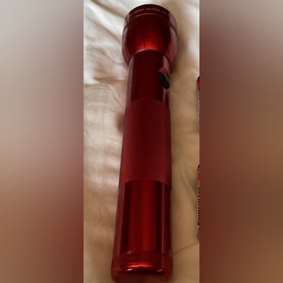 Mag-Lite Mag Instrument Flashlight in Red - Picture 2 of 4